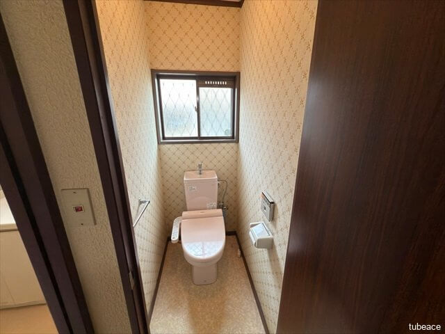 清潔で落ち着いた雰囲気のトイレです。