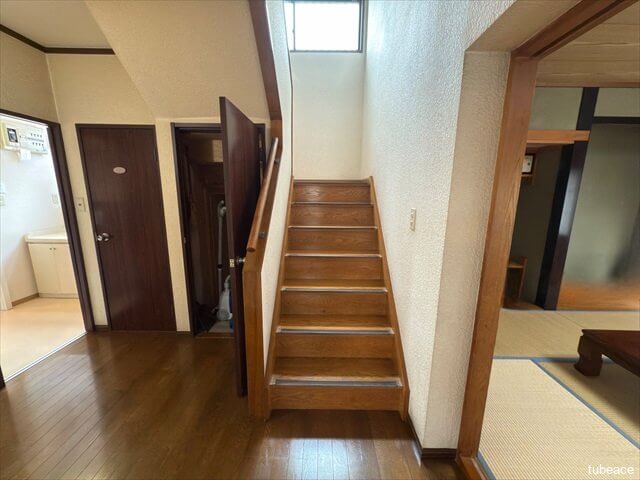 手すりが設置された安心安全な階段です。